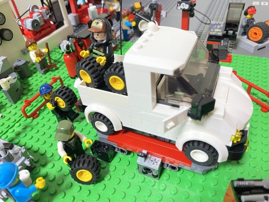 北海オート産業　タイヤ交換　脱着　LEGO作品